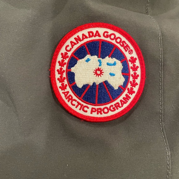 Authentic Canada Goose parka with real fur trim - Picture 4 of 6